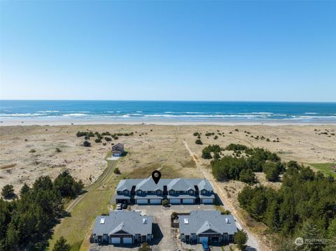 Photo of 410 28th Street NW #4, Long Beach, WA 98631 (MLS # 2061424)