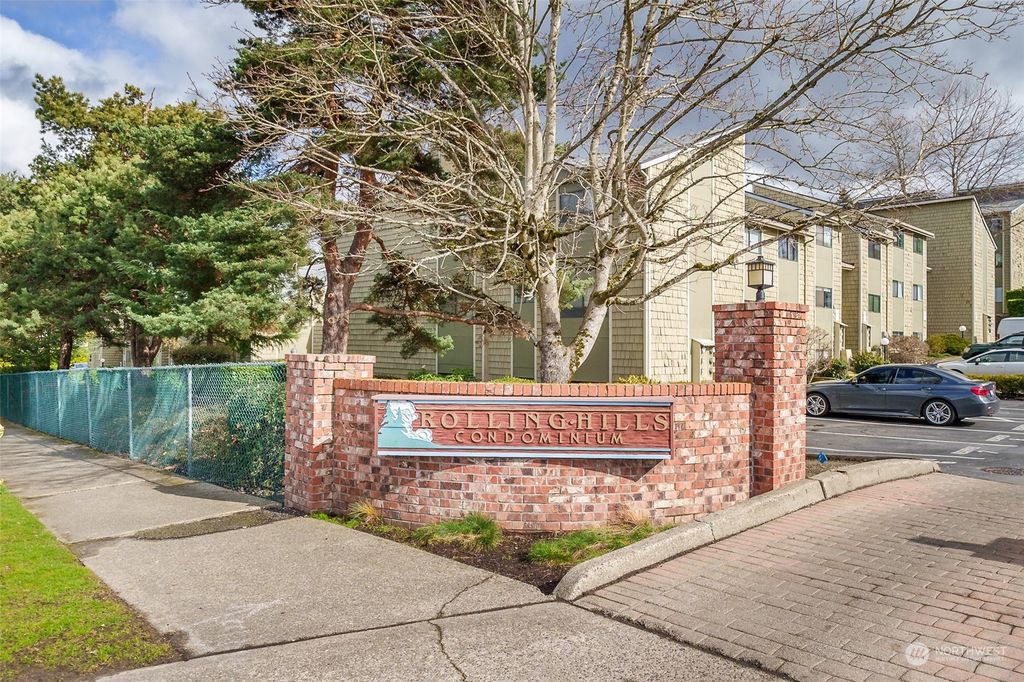 Photo of 2020 Grant Avenue #D106, Renton, WA 98055 (MLS # 2040267)