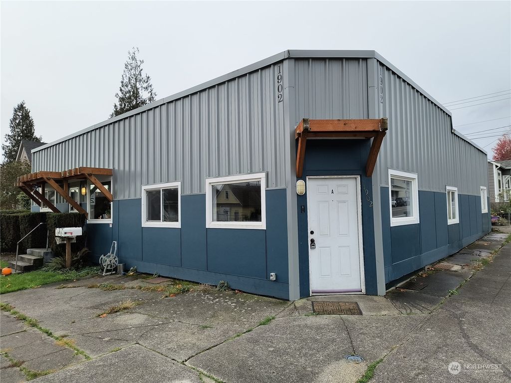 Photo of 1902 Rockefeller Avenue, Everett, WA 98201 (MLS # 2192795)