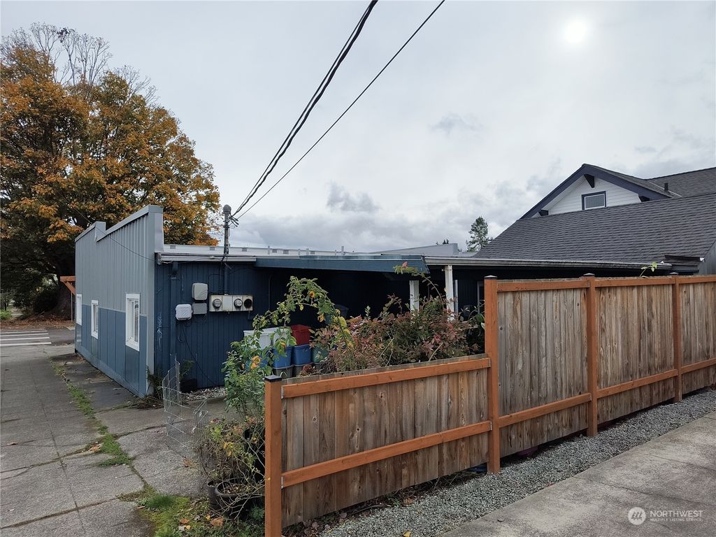 Photo of 1902 Rockefeller Avenue, Everett, WA 98201 (MLS # 2192795)