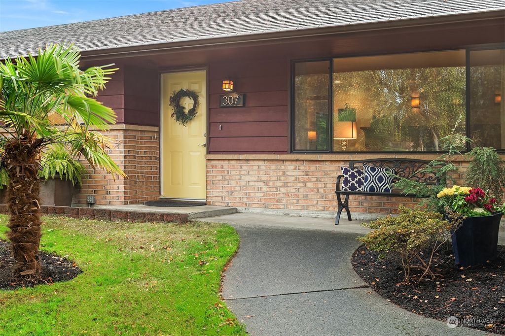 Photo of 307 Elm Street, Everett, WA 98203 (MLS # 2306660)