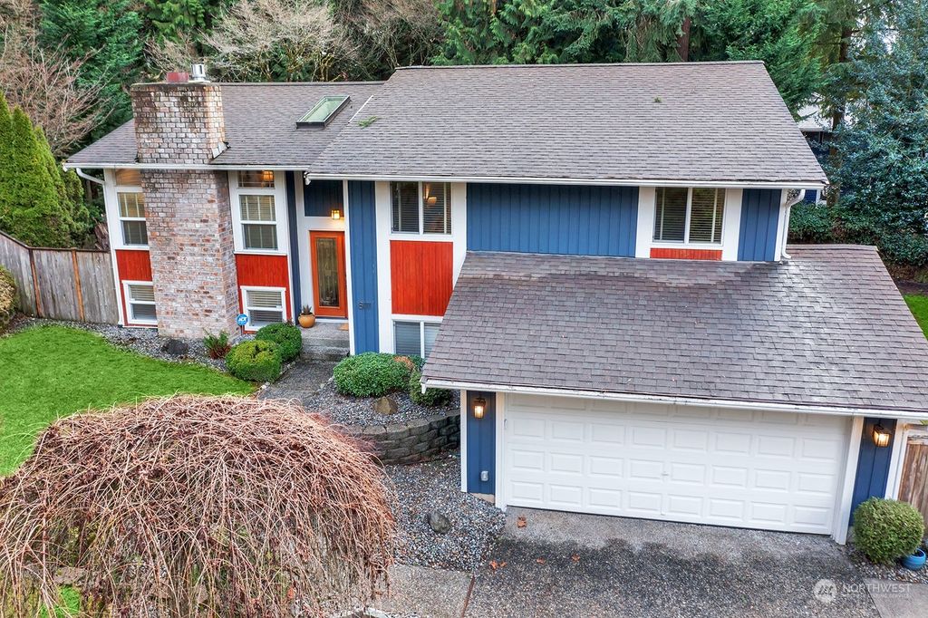 Photo of 8111 NE 122nd Place, Kirkland, WA 98034 (MLS # 2190039)