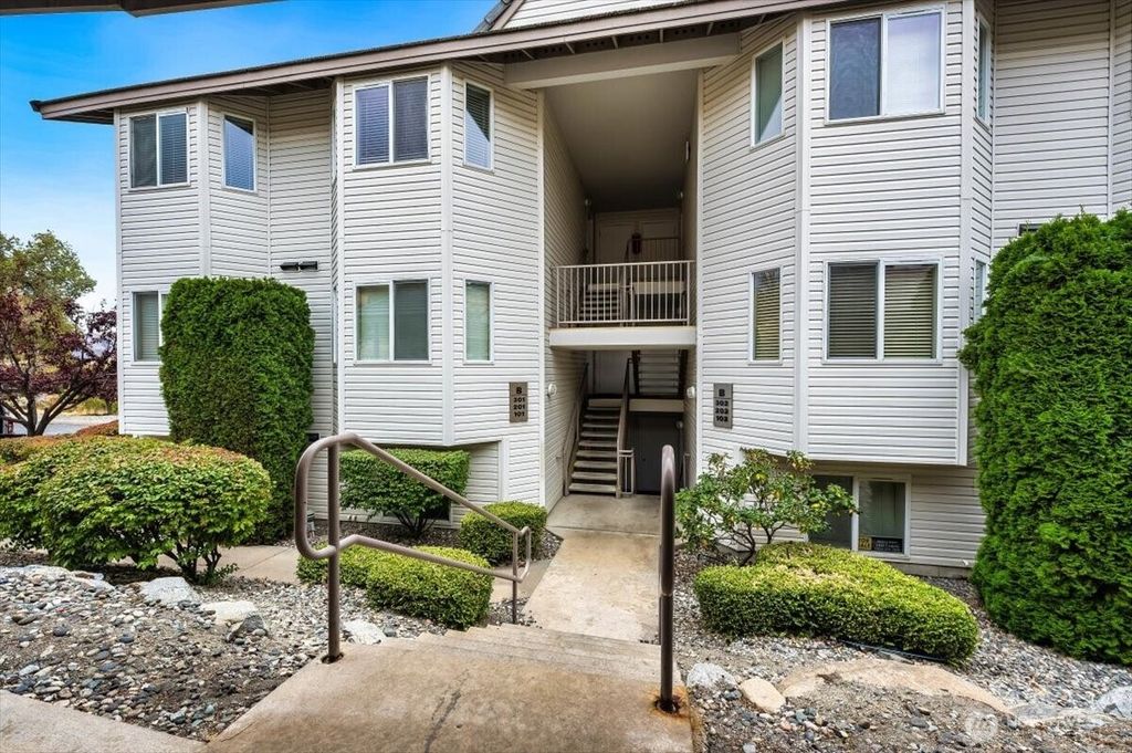 Photo of 808 W Manson Highway #B201, Chelan, WA 98816 (MLS # 2483491)