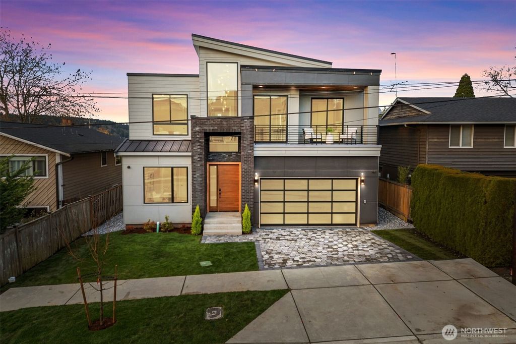 Photo of 904 N 33rd Place, Renton, WA 98056 (MLS # 2490361)