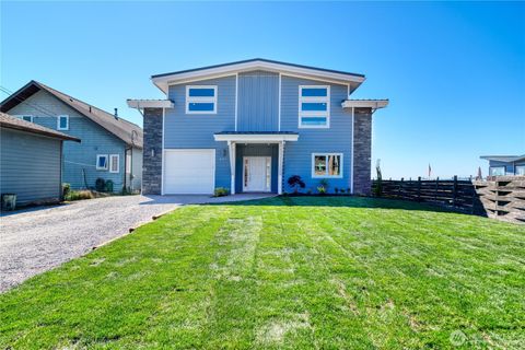 Photo of 631 Freeman Lane, Point Roberts, WA 98281 (MLS # 2415393)
