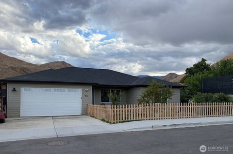 Photo of 1822 Kristina Lane, Wenatchee, WA 98801 (MLS # 2580816)