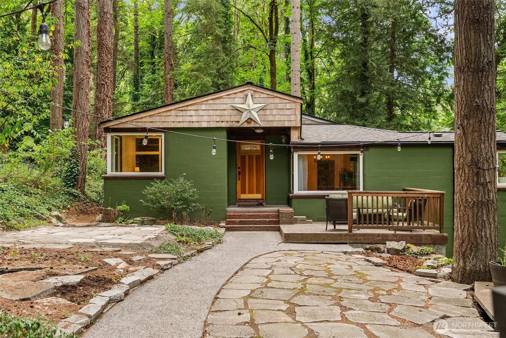 Photo of 17522 33rd Avenue NE, Lake Forest Park, WA 98155 (MLS # 2424600)