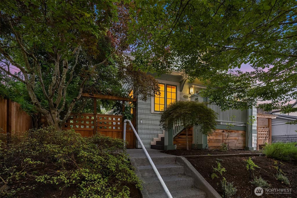 Photo of 207 25th Avenue, Seattle, WA 98122 (MLS # 2558628)