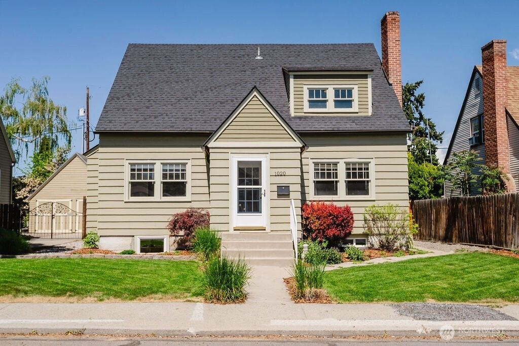 Photo of 1020 Columbine Street, Wenatchee, WA 98801 (MLS # 2525184)