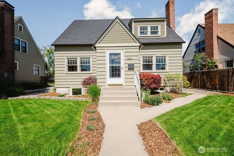 Photo of 1020 Columbine Street, Wenatchee, WA 98801 (MLS # 2525184)