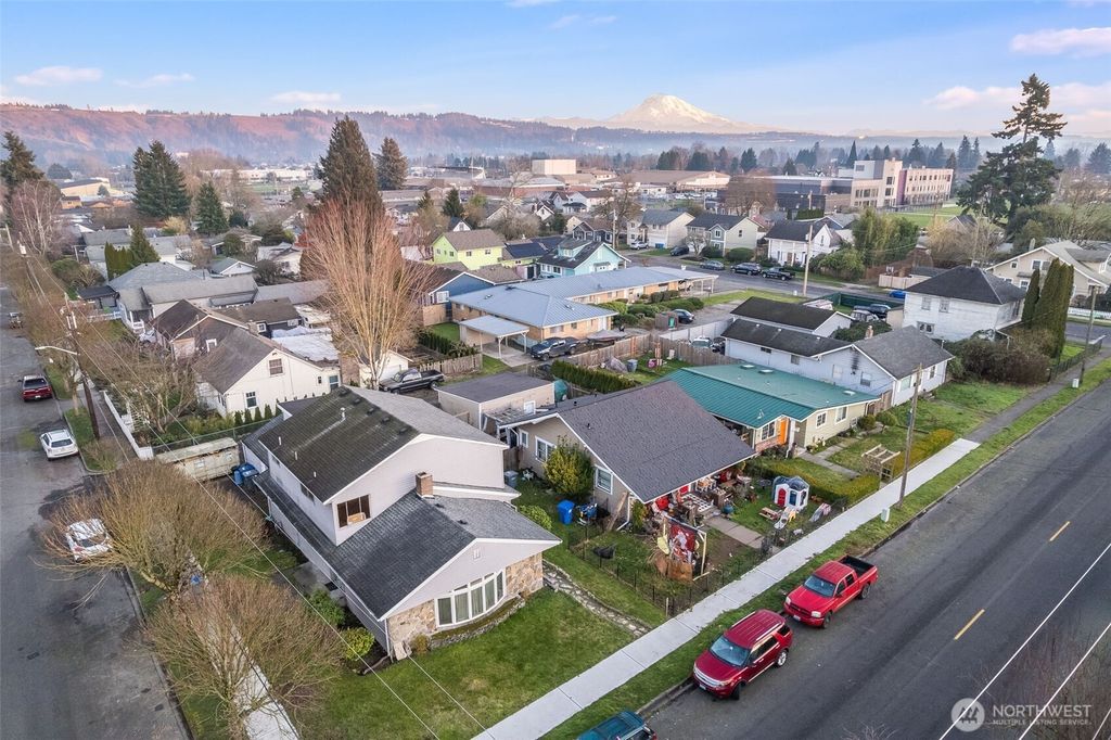 Photo of 1319 Wood Avenue, Sumner, WA 98390 (MLS # 2470096)