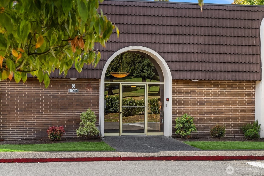 Photo of 11006 NE 68th Street #811, Kirkland, WA 98033 (MLS # 2586575)