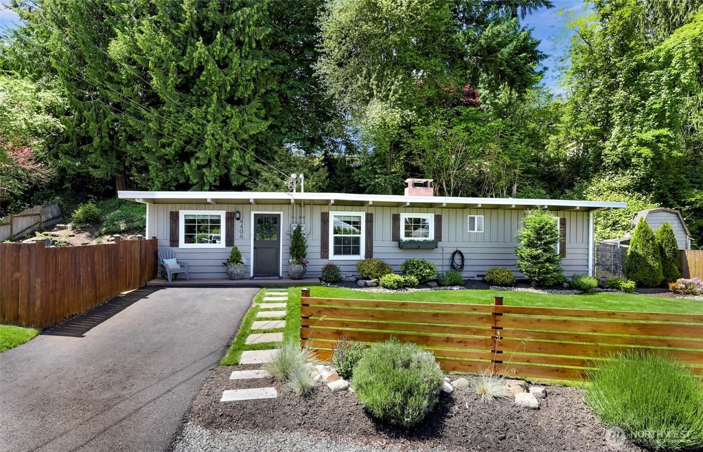 Photo of 4406 Grand Avenue, Everett, WA 98203 (MLS # 2382905)