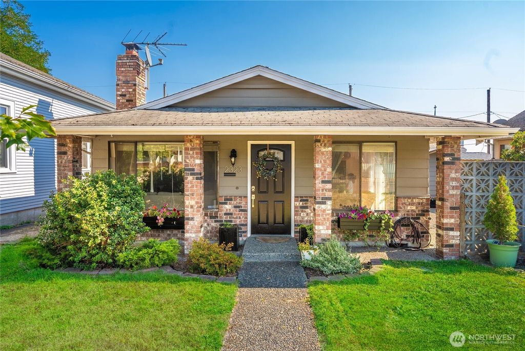 Photo of 2323 Oakes Avenue, Everett, WA 98201 (MLS # 2436966)