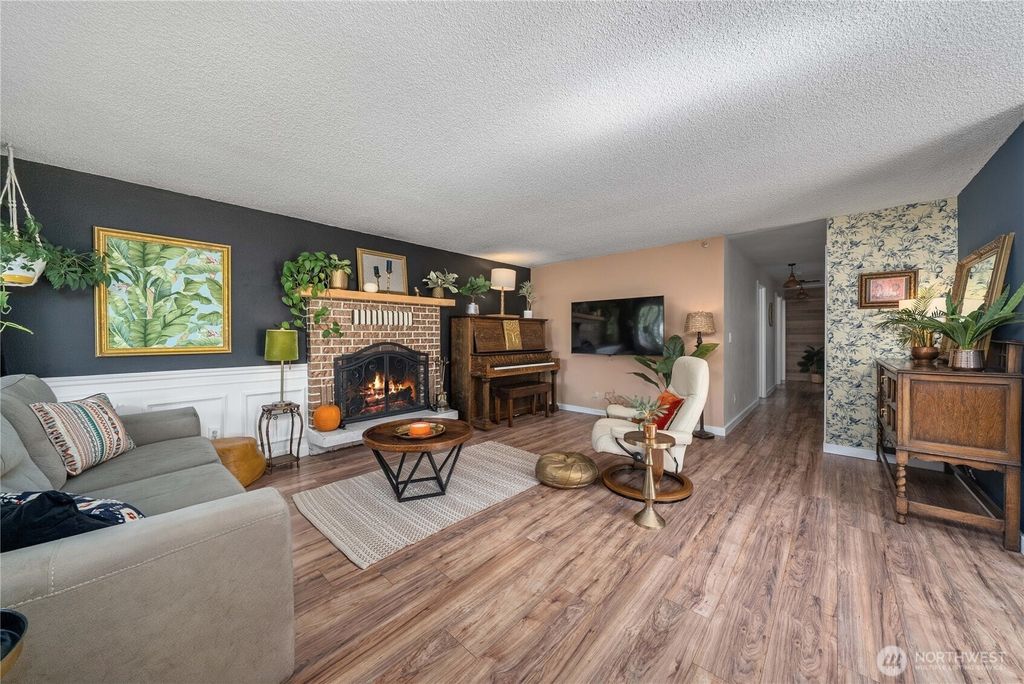 Photo of 2323 Oakes Avenue, Everett, WA 98201 (MLS # 2436966)