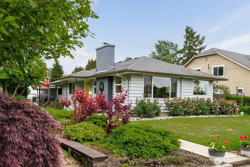 Photo of 411 Avenue J, Snohomish, WA 98290 (MLS # 2384184)
