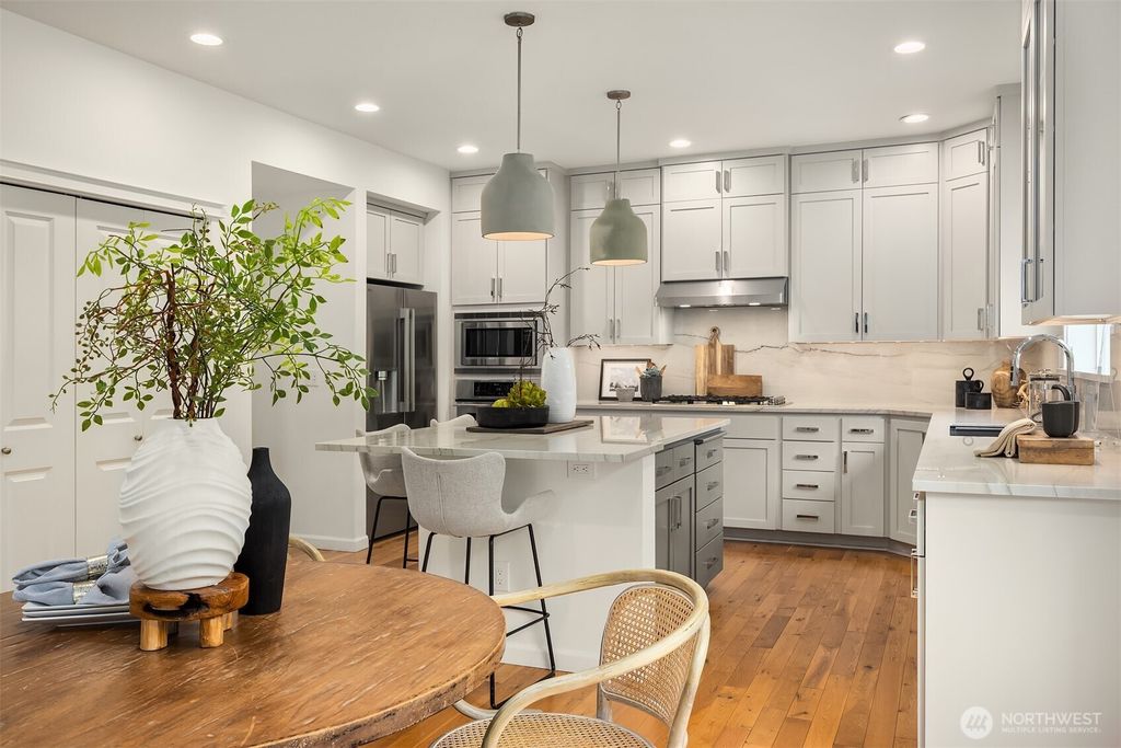 Photo of 1512 24th Avenue NE, Issaquah, WA 98029 (MLS # 2461472)