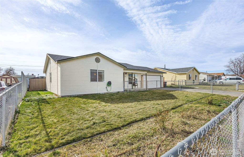 Photo of 1215 Lowry St St, Moses Lake, WA 98837 (MLS # 2489849)