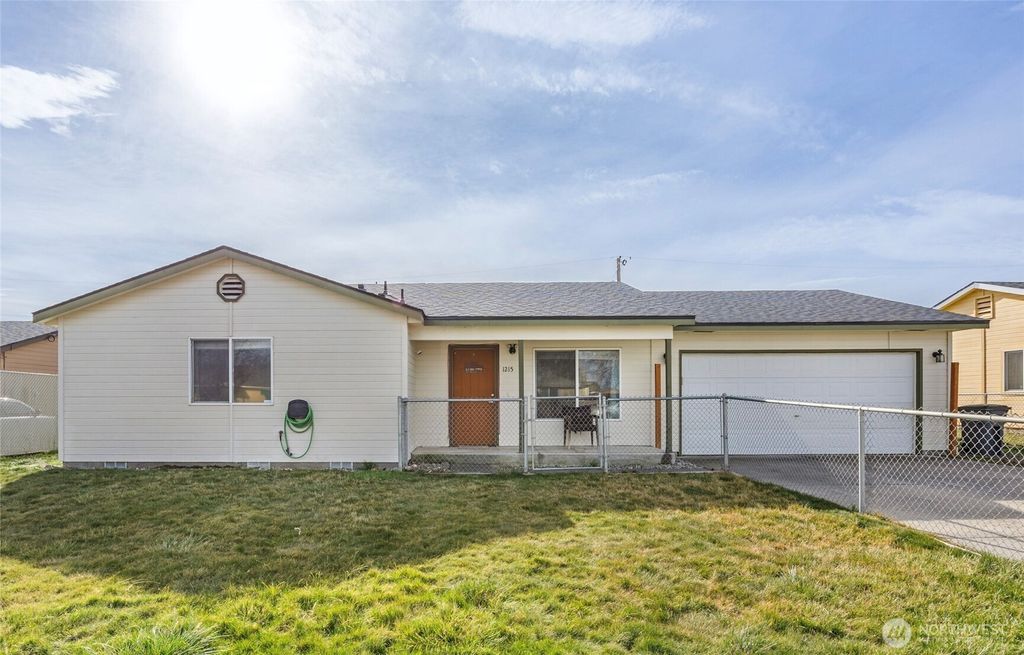 Photo of 1215 Lowry St St, Moses Lake, WA 98837 (MLS # 2489849)