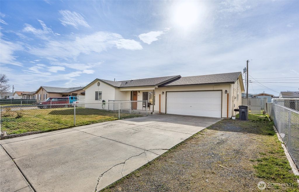 Photo of 1215 Lowry St St, Moses Lake, WA 98837 (MLS # 2489849)