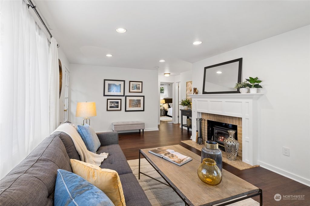 Photo of 9734 31st Avenue SW, Seattle, WA 98146 (MLS # 2299672)