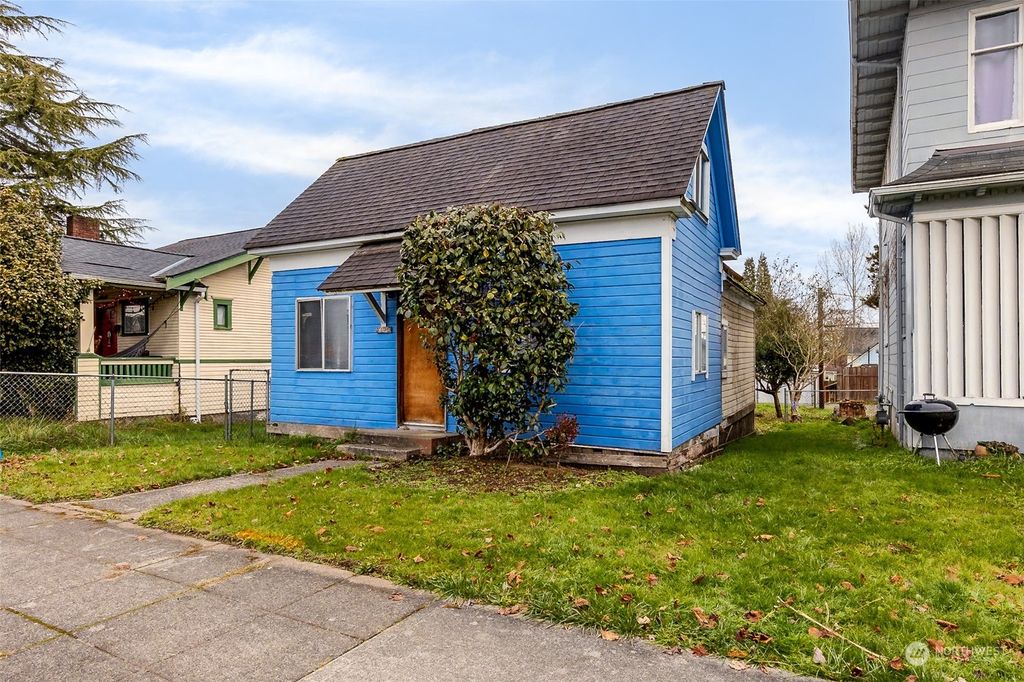 Photo of 2405 Rockefeller Avenue, Everett, WA 98201 (MLS # 2183359)