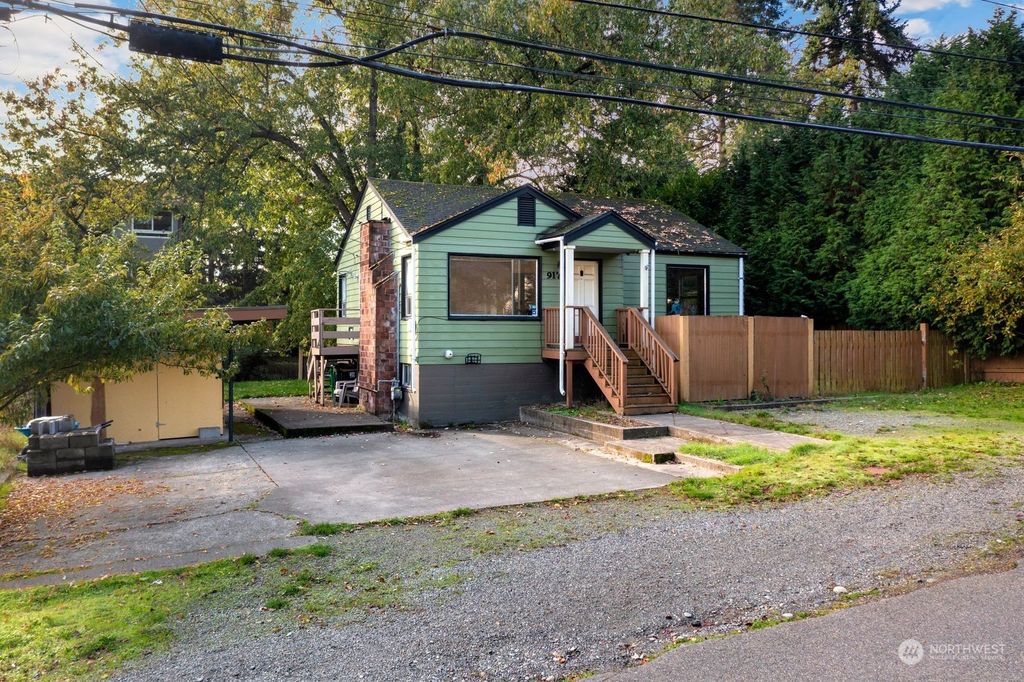 Photo of 917 NE 115th Street, Seattle, WA 98125 (MLS # 2175781)
