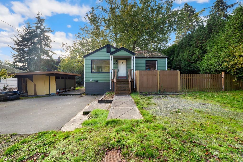 Photo of 917 NE 115th Street, Seattle, WA 98125 (MLS # 2175781)