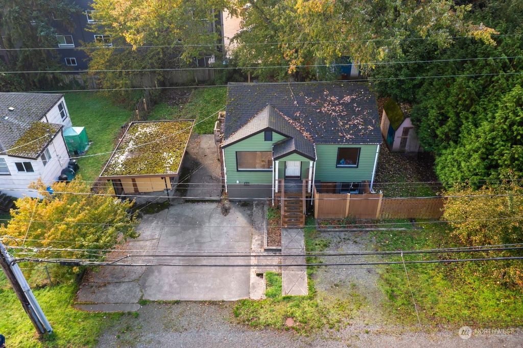 Photo of 917 NE 115th Street, Seattle, WA 98125 (MLS # 2175781)