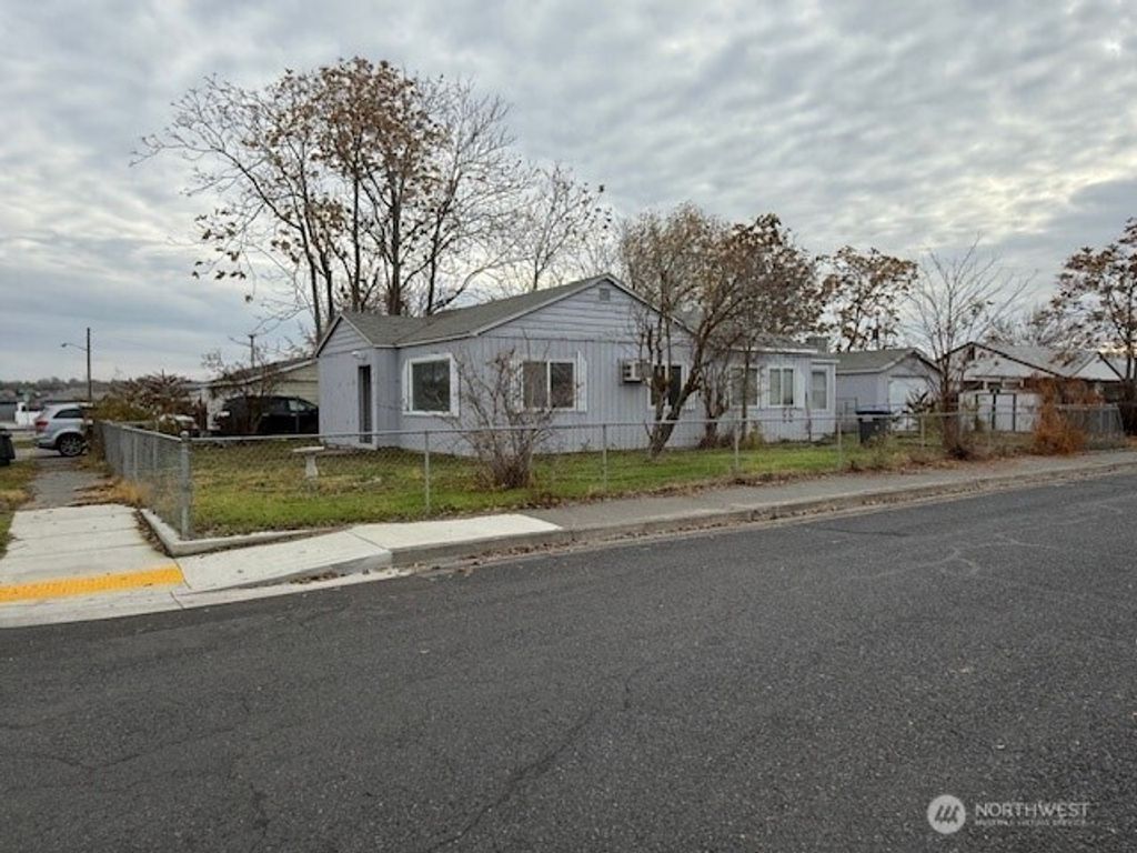 Photo of 804 S Burress Avenue, Moses Lake, WA 98837 (MLS # 2456612)