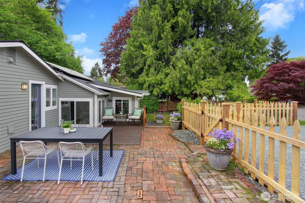 Photo of 9507 32nd Avenue NE, Seattle, WA 98115 (MLS # 2366819)