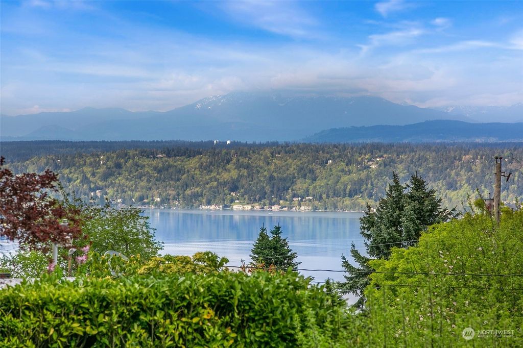 Photo of 16608 SE 45th Street, Bellevue, WA 98006 (MLS # 2067966)