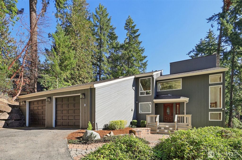 Photo of 411 W Lake Sammamish Parkway NE, Bellevue, WA 98008 (MLS # 2475796)