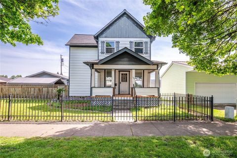 Photo of 136 SW 3rd Avenue, Castle Rock, WA 98611 (MLS # 2469683)