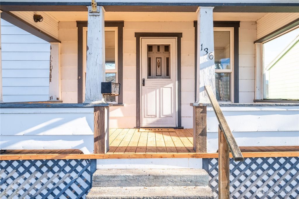 Photo of 136 SW 3rd Avenue, Castle Rock, WA 98611 (MLS # 2469683)