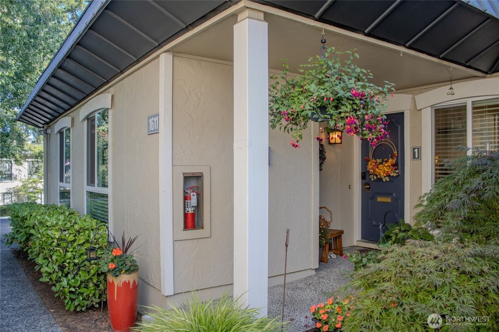 Photo of 1611 102nd Place NE #C1, Bellevue, WA 98004 (MLS # 2437422)