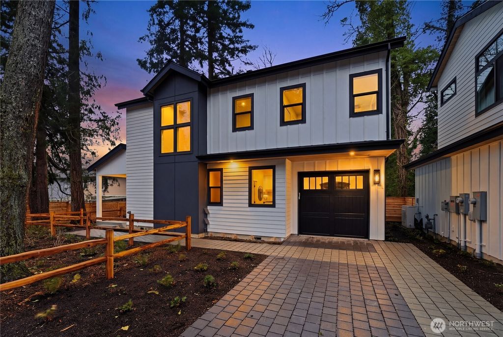 Photo of 9016 124th Lane NE, Kirkland, WA 98033 (MLS # 2489325)