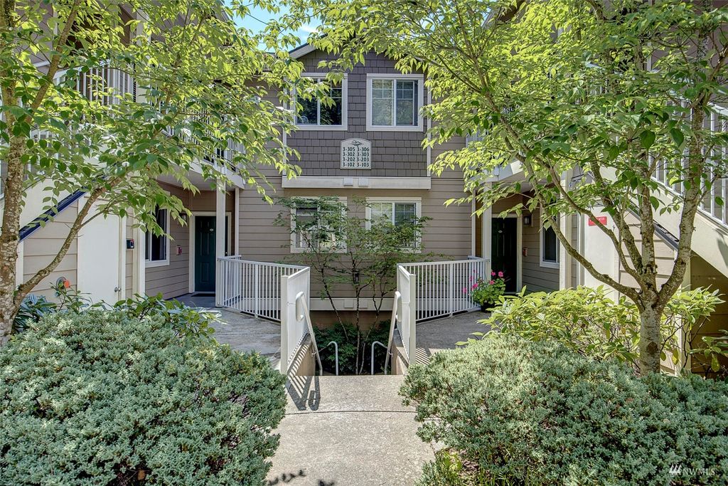 Photo of 3500 E Lake Sammamish Parkway SE #3-202, Sammamish, WA 98075 (MLS # 1992196)