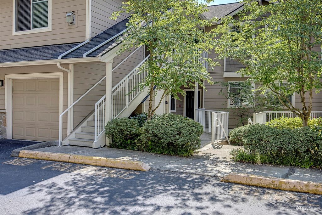 Photo of 3500 E Lake Sammamish Parkway SE #3-202, Sammamish, WA 98075 (MLS # 1992196)