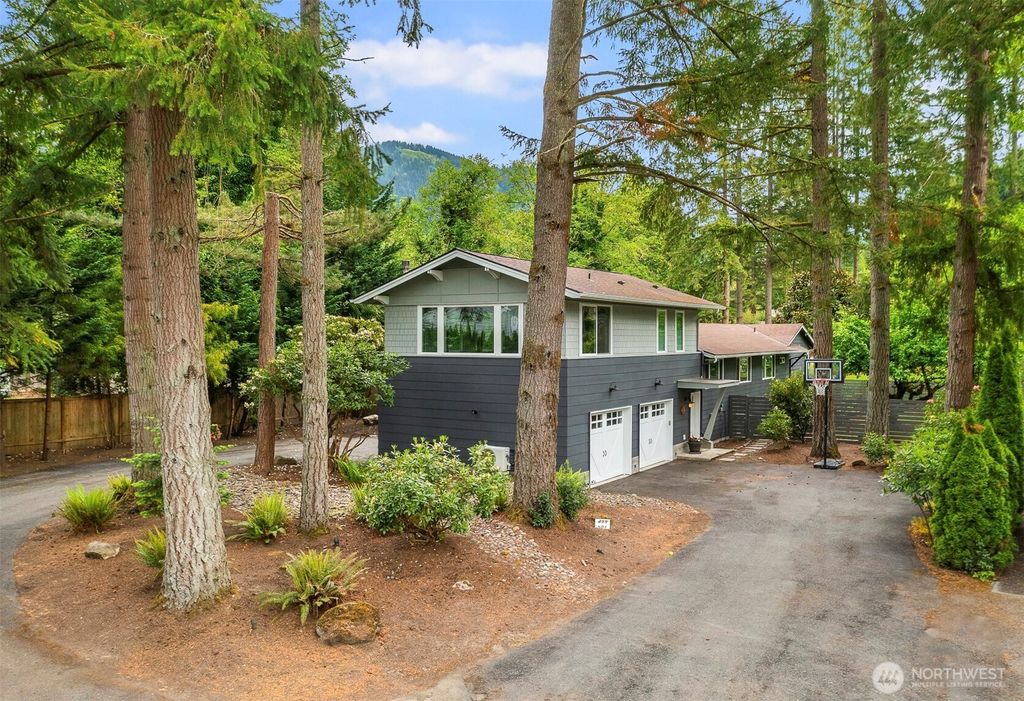 Photo of 501 SE Sycamore Place, Issaquah, WA 98027 (MLS # 2376990)