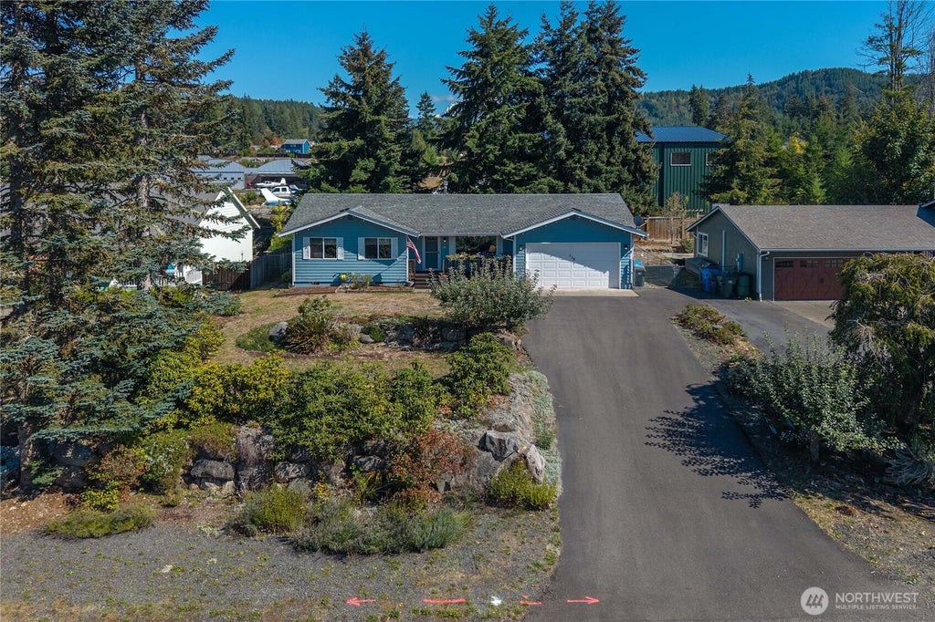 Photo of 115 Eagle Glen Court, Eatonville, WA 98328 (MLS # 2584350)