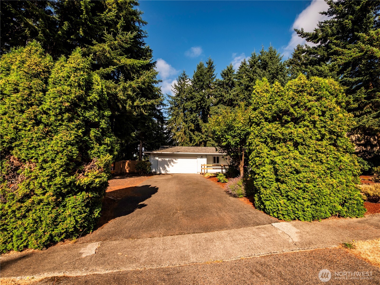 8417 HAWKSRIDGE Drive SE