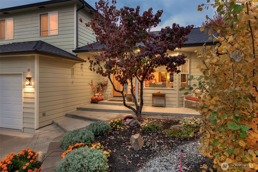 Photo of 318 S Mary Lane, East Wenatchee, WA 98802 (MLS # 2506419)