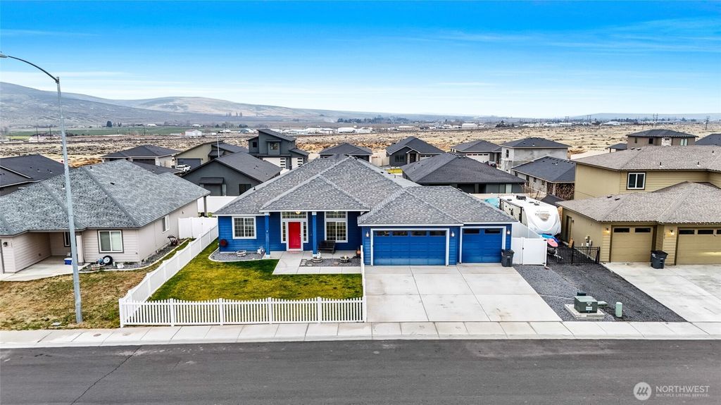 Photo of 1011 8th Avenue NE, Ephrata, WA 98823 (MLS # 2459698)