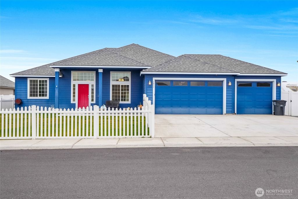 Photo of 1011 8th Avenue NE, Ephrata, WA 98823 (MLS # 2459698)