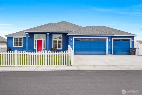 Photo of 1011 8th Avenue NE, Ephrata, WA 98823 (MLS # 2459698)