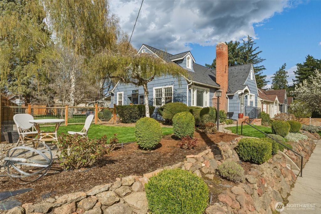 Photo of 921 University Street, Walla Walla, WA 99362 (MLS # 2498495)