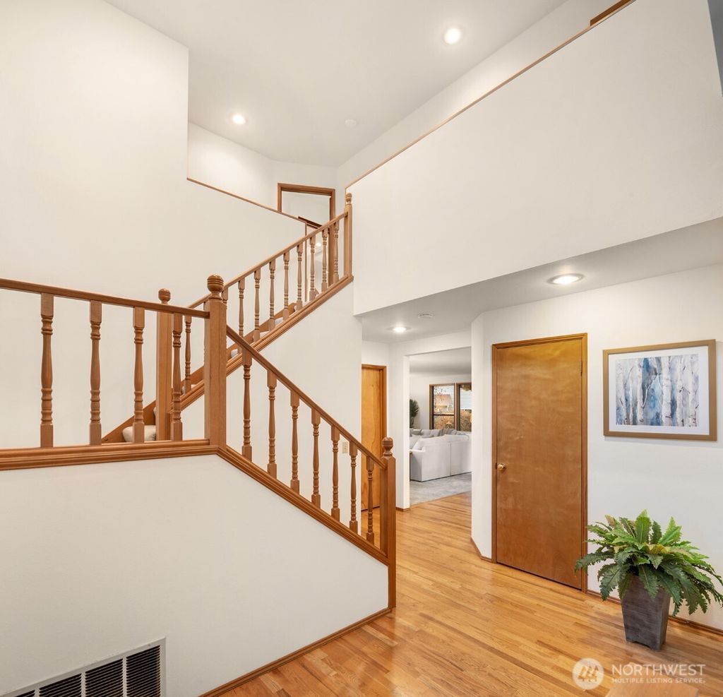 Photo of 22116 NE 10th Place, Sammamish, WA 98074 (MLS # 2473247)