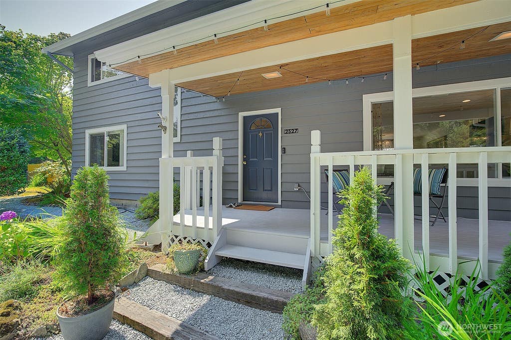 Photo of 2527 200th Avenue SE, Sammamish, WA 98075 (MLS # 2566131)