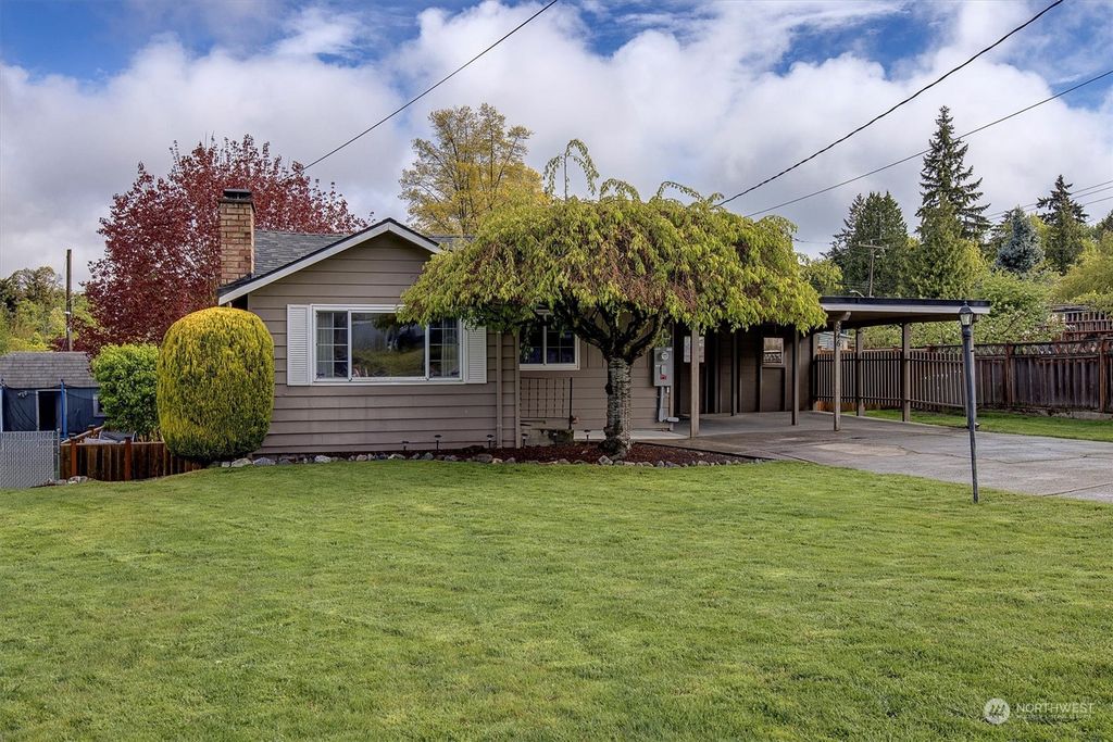 Photo of 846 S 116th Street, Seattle, WA 98168 (MLS # 2225033)